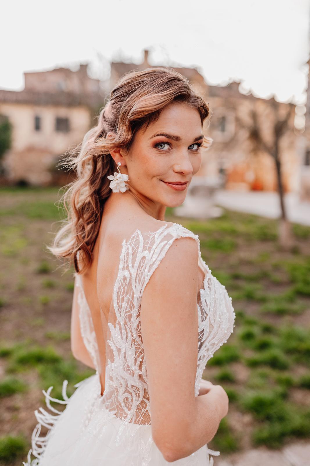 Franziska Vavra in einem weißen Kleid im Freien